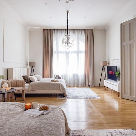 Timeless Elegant Apartment By Opera House Budapest Eksteriør billede