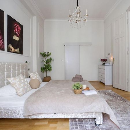 Timeless Elegant Apartment By Opera House Budapest Eksteriør billede